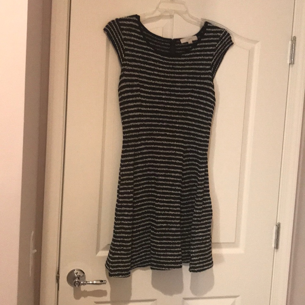 Black/white cap sleeve dress
